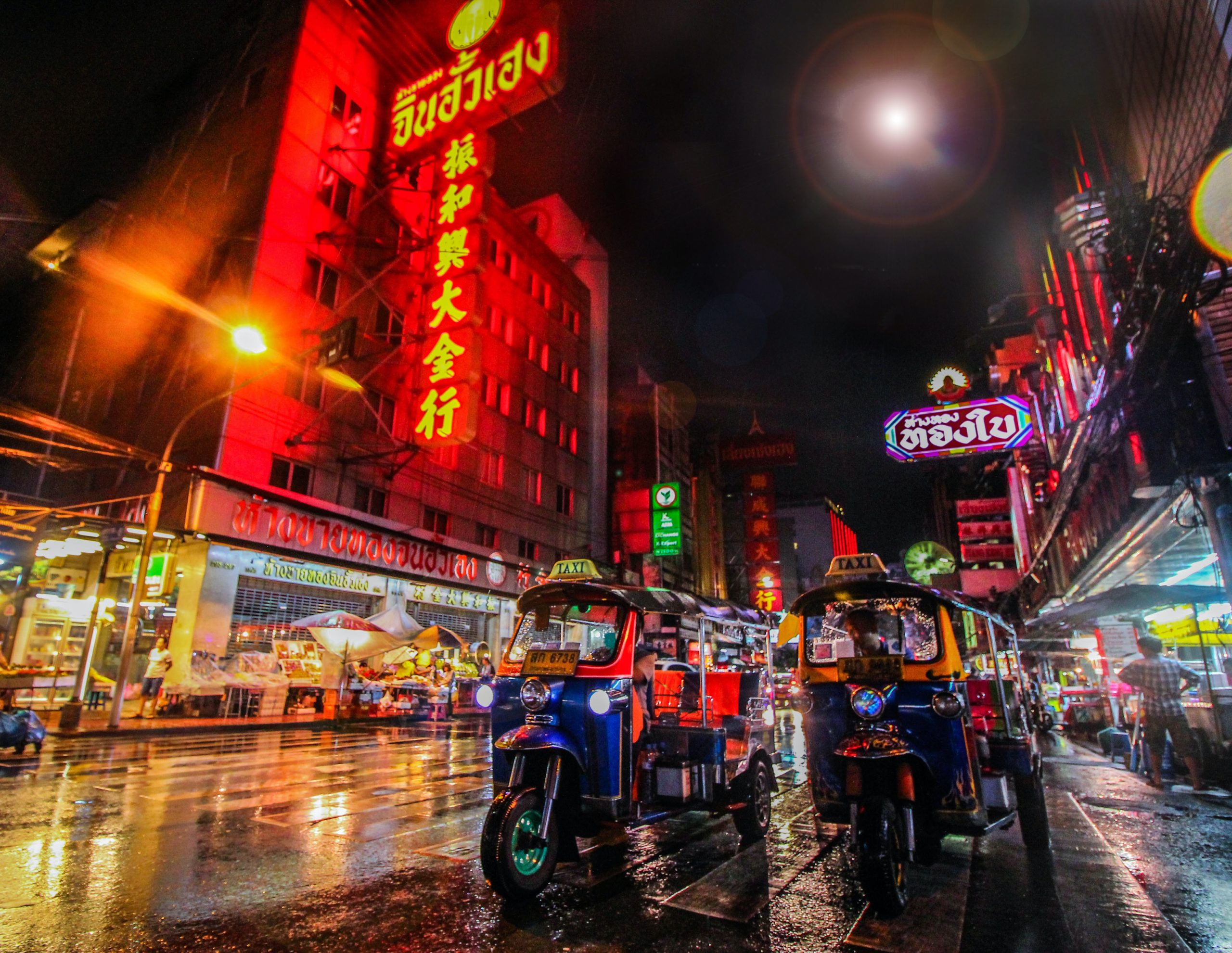 雨が良くふり路面がぬれるタイ